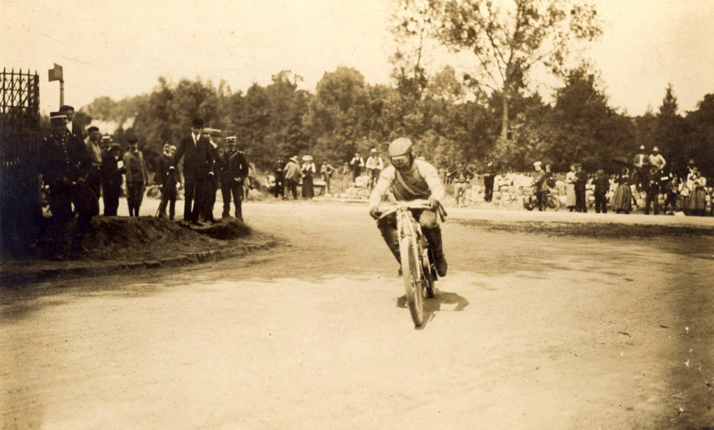 Václav Vondřich na motocyklu Laurin & Klement v Dourdanu v roce 1905