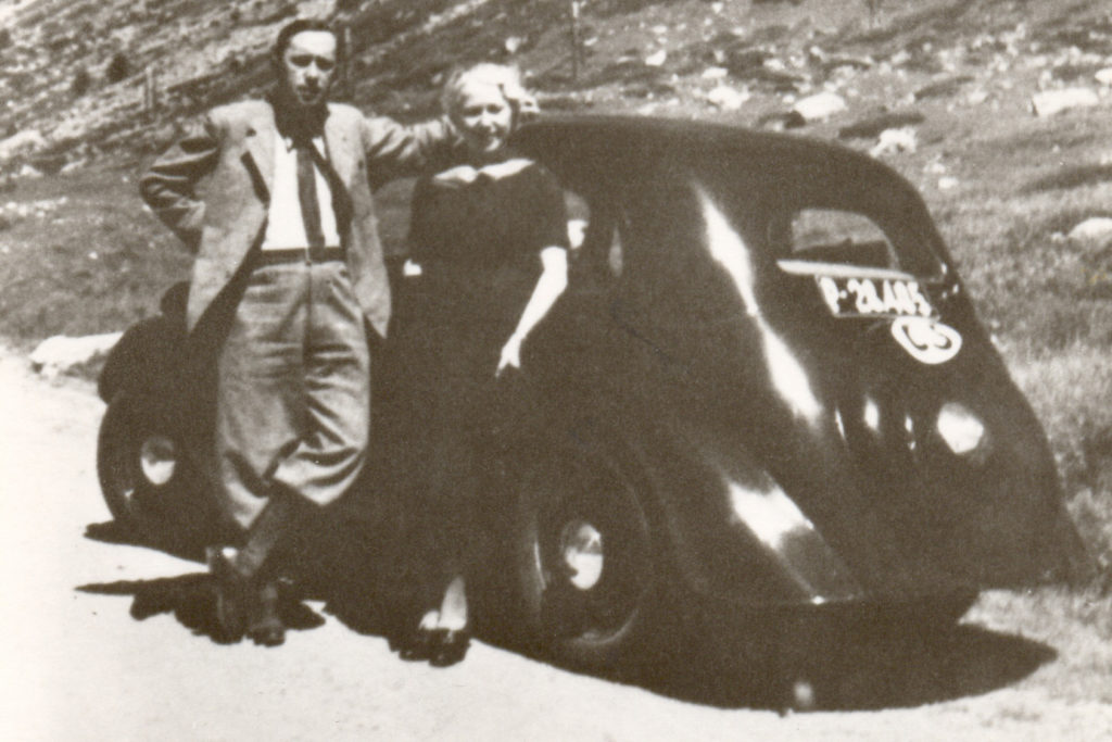 Karel Čapek a jeho žena Olga Scheinpflugová na výletě v Alpách