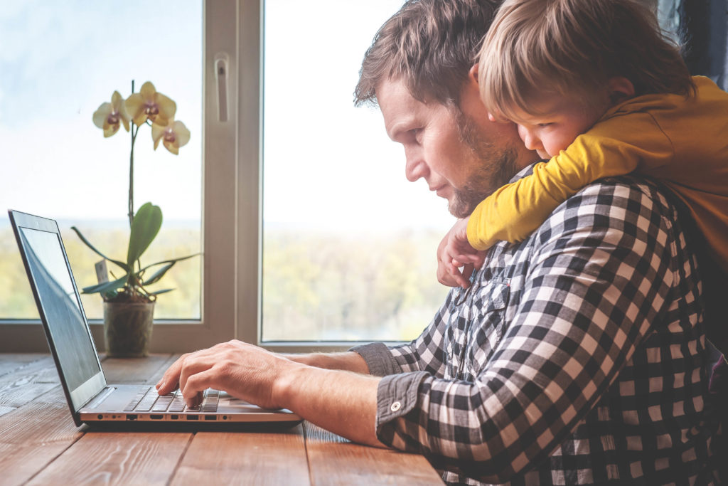 Muž na home office