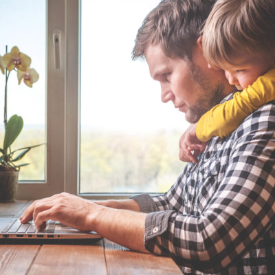 Muž na home office