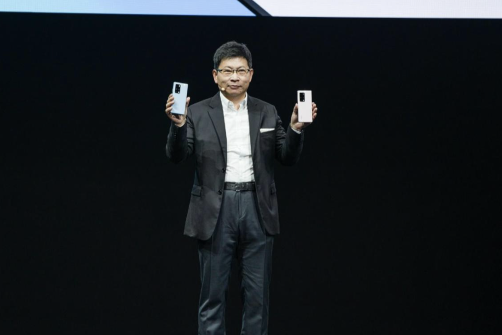 Ředitel společnosti Huawei Richard Yu během představení modelu Mate X2
