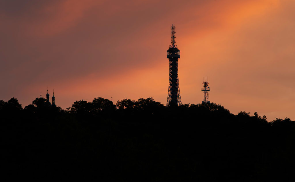 Do tmy se v rámci Earth Hour pravidelně halí také pražská Petřínská rozhledna