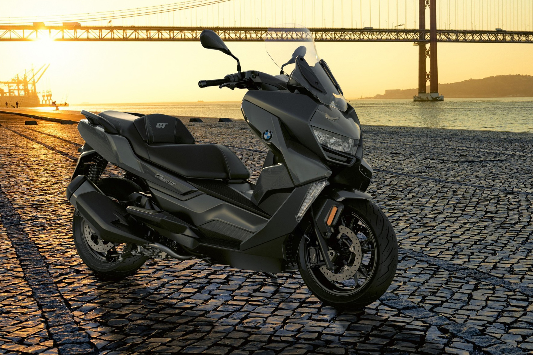 BMW představuje nové skútry C 400 X a C 400 GT