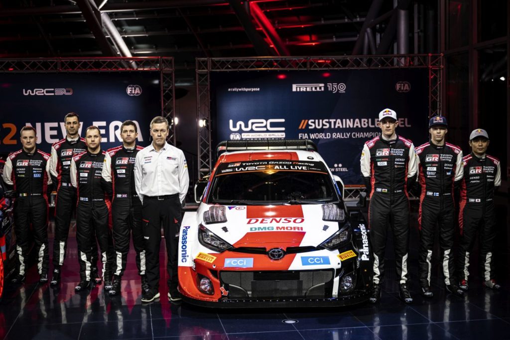 Tým Toyota Gazoo Racing s jejich novým vozem