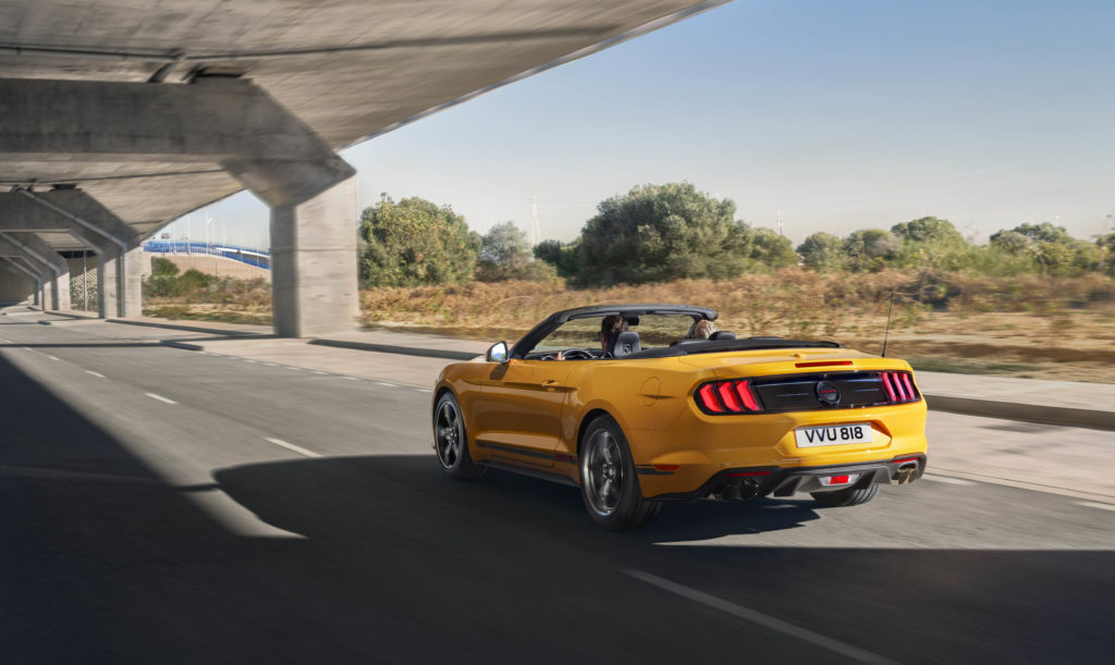 Ford Mustang California není žádný louda