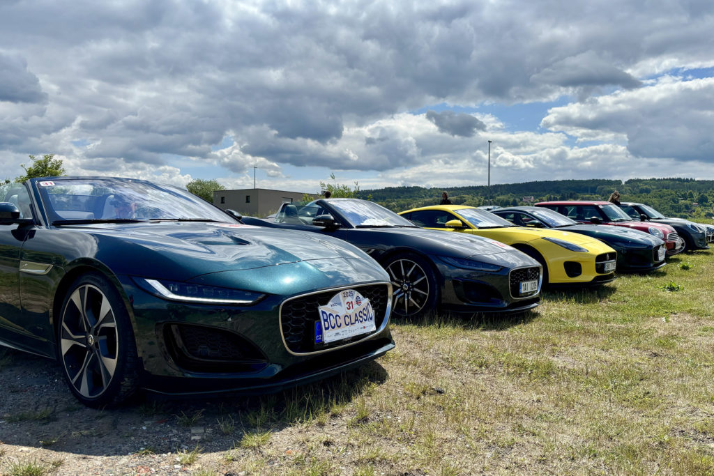 Vozy Jaguar ze závodu BCC Car Rally
