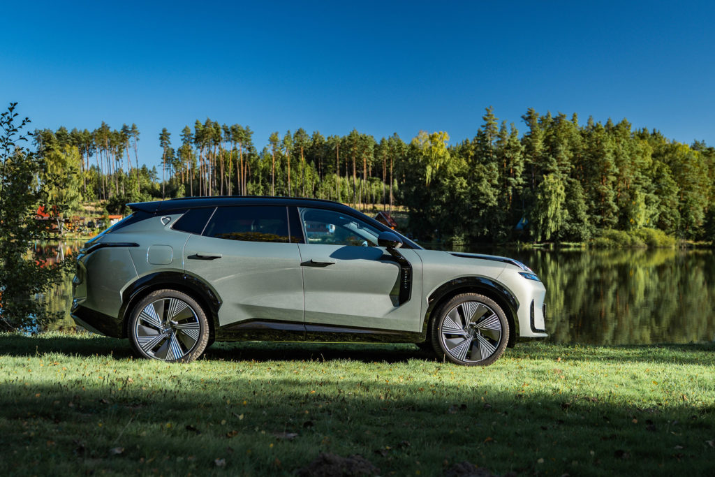 Plug-in hybrid Lynk & Co 08