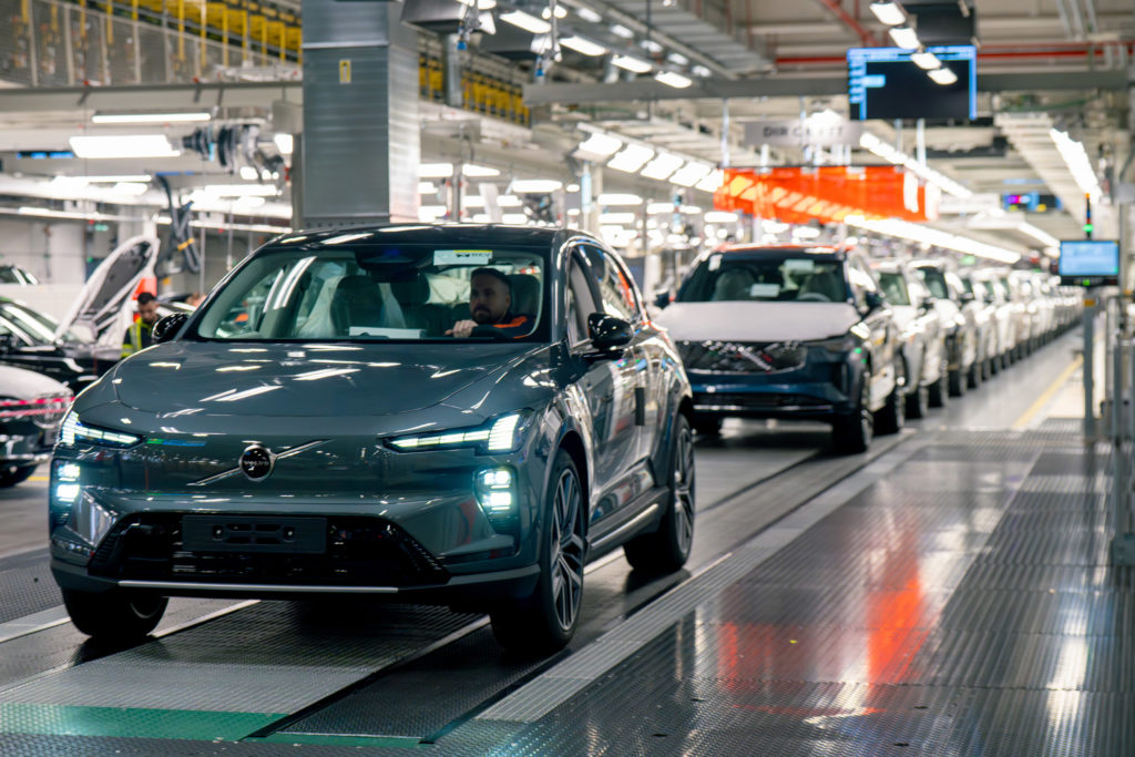 Volvo EX60 v továrně Torslanda ve Švédsku