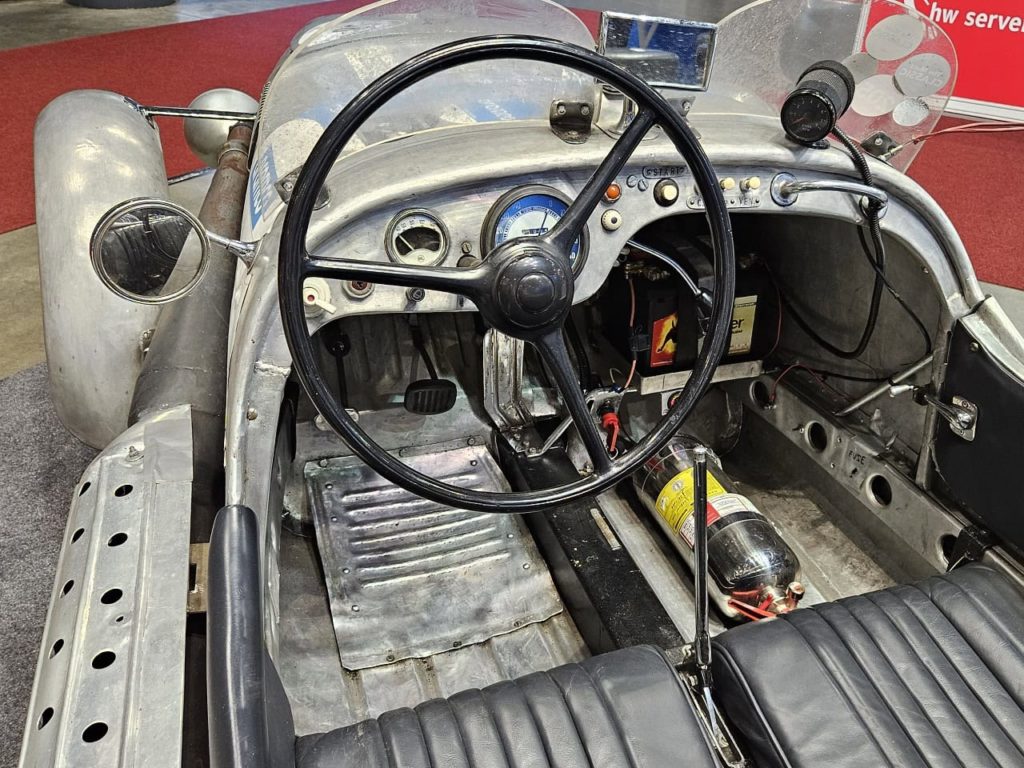Skromný kokpit vozu Aero Minor Sport
